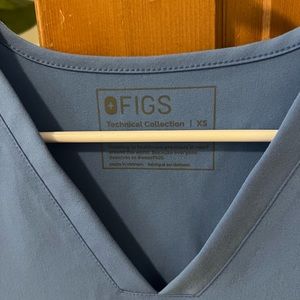 Figs womens three pocket casma scrub top ceil blue color size xs